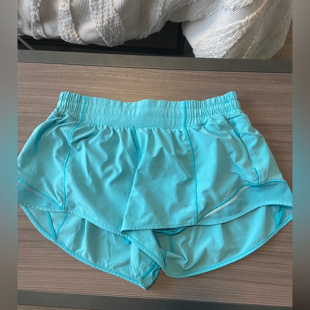 lulu lemon hotty hot 2.5 in inseam shorts